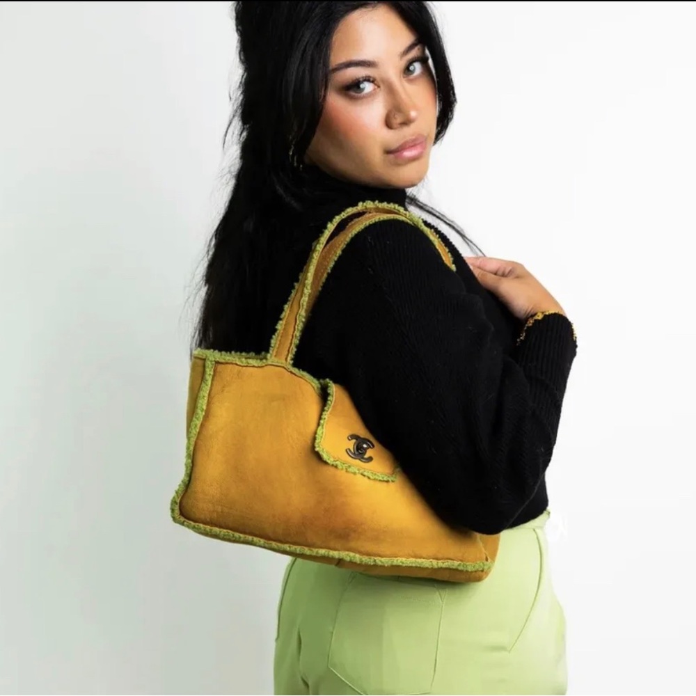 CHANEL shearling suede shoulderbag